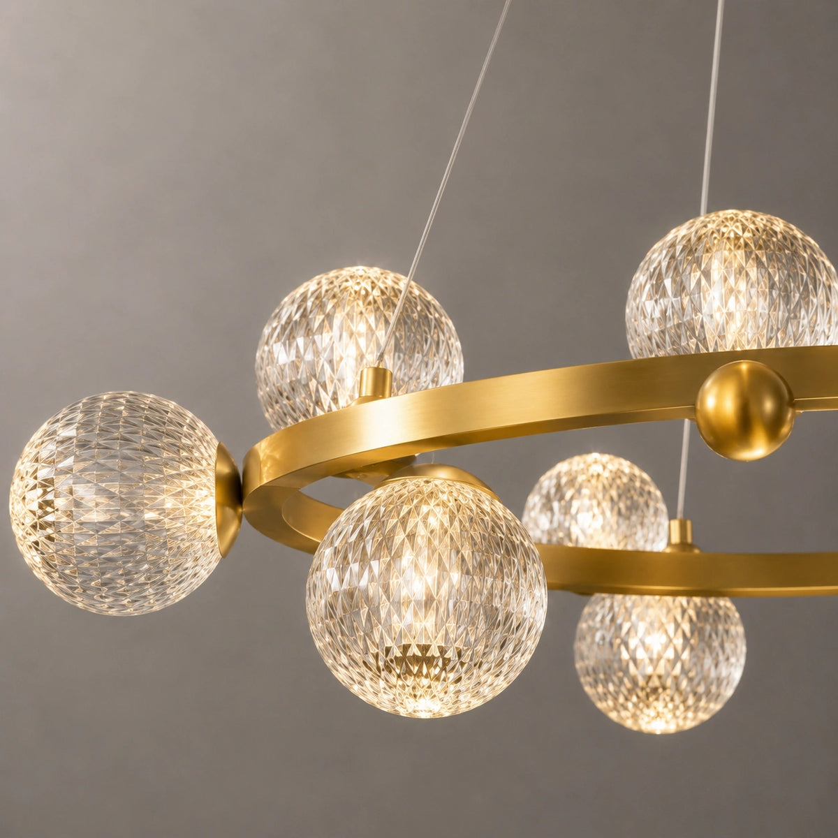 Suspension Design Anneau Doré et Boules en Verre Texturé