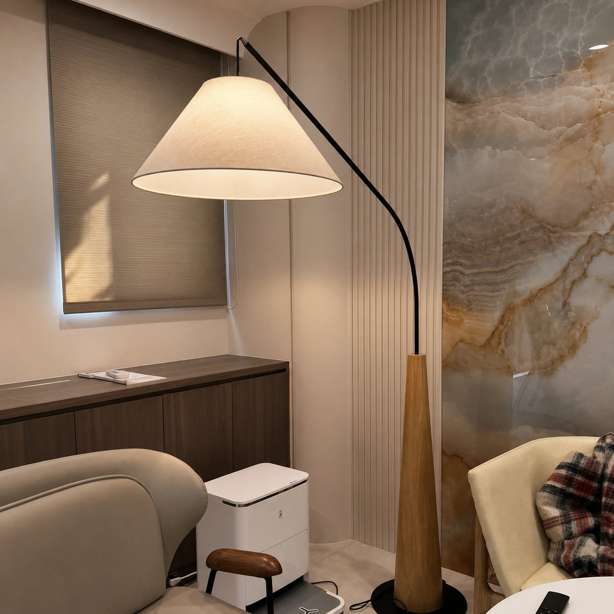 Lampadaire Arc en Bois Noyer – Luminaire Minimaliste avec Abat-Jour Tissu⎥Bellani