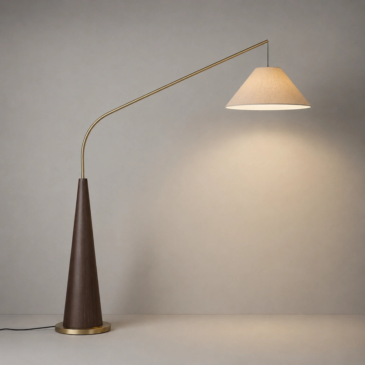 Lampadaire Arc en Bois Noyer – Luminaire Minimaliste avec Abat-Jour Tissu⎥Bellani
