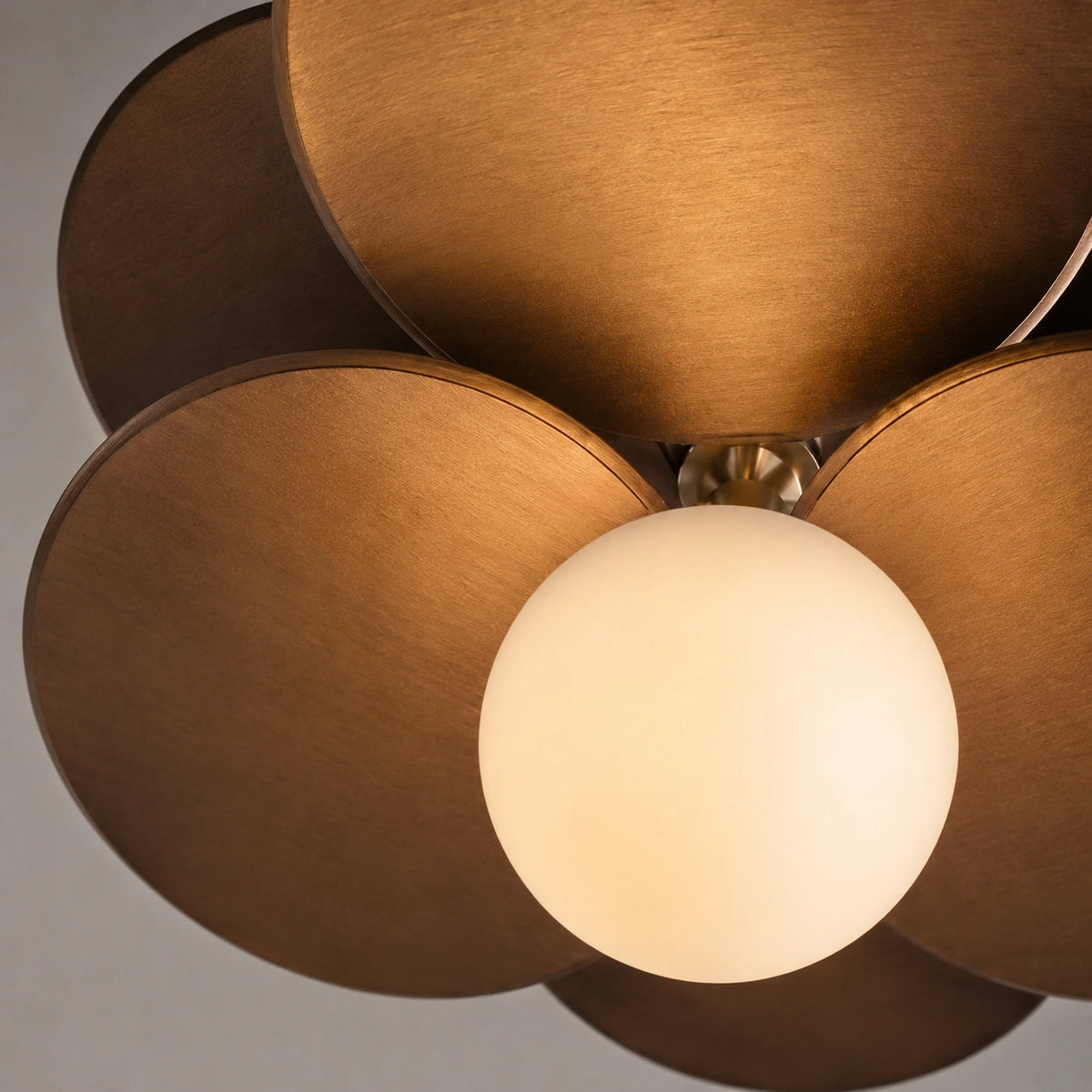 Suspension en bois moderne - Pétale brillante