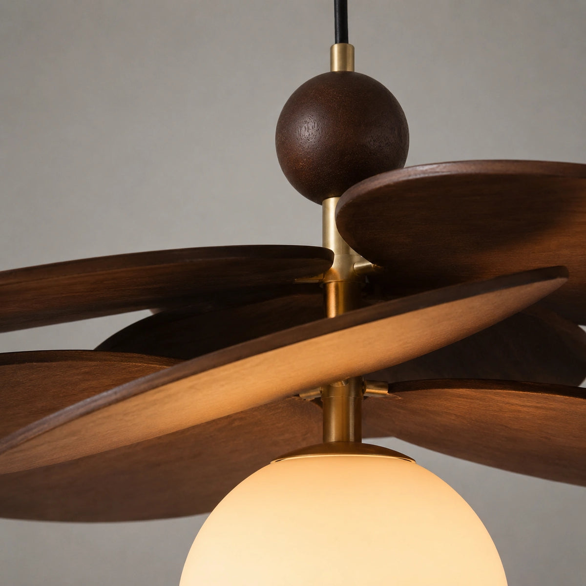 Suspension en bois moderne - Pétale brillante