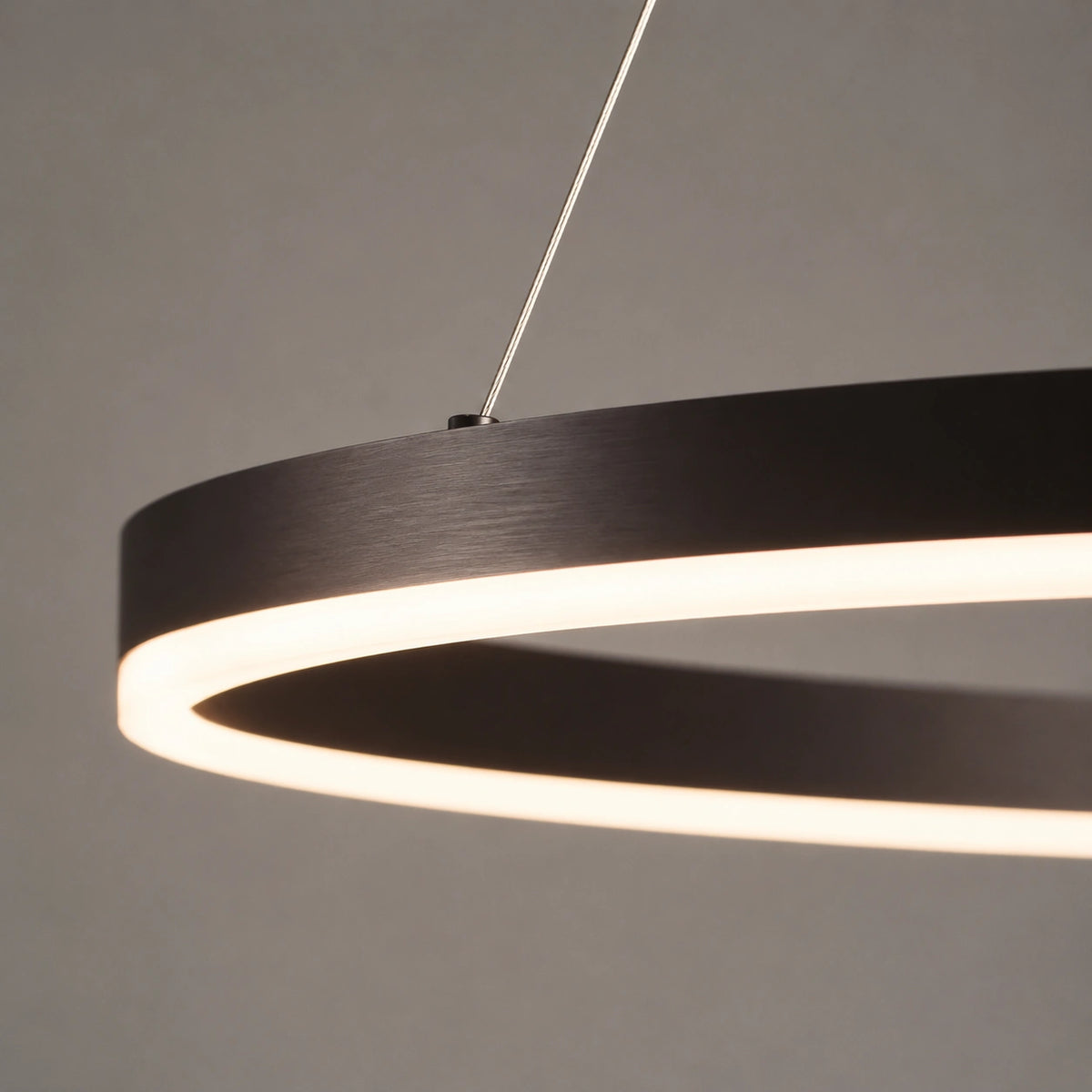 Suspension LED Anneau Noir Design Architectural Moderne