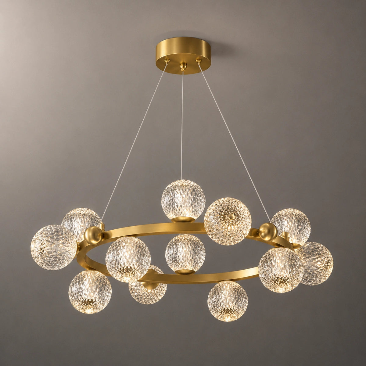 Suspension Design Anneau Doré et Boules en Verre Texturé